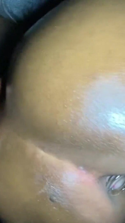 Gift kvinde i transparenter giver sig hen til den sorte vergón, mens hendes mand er væk | Klip 2
