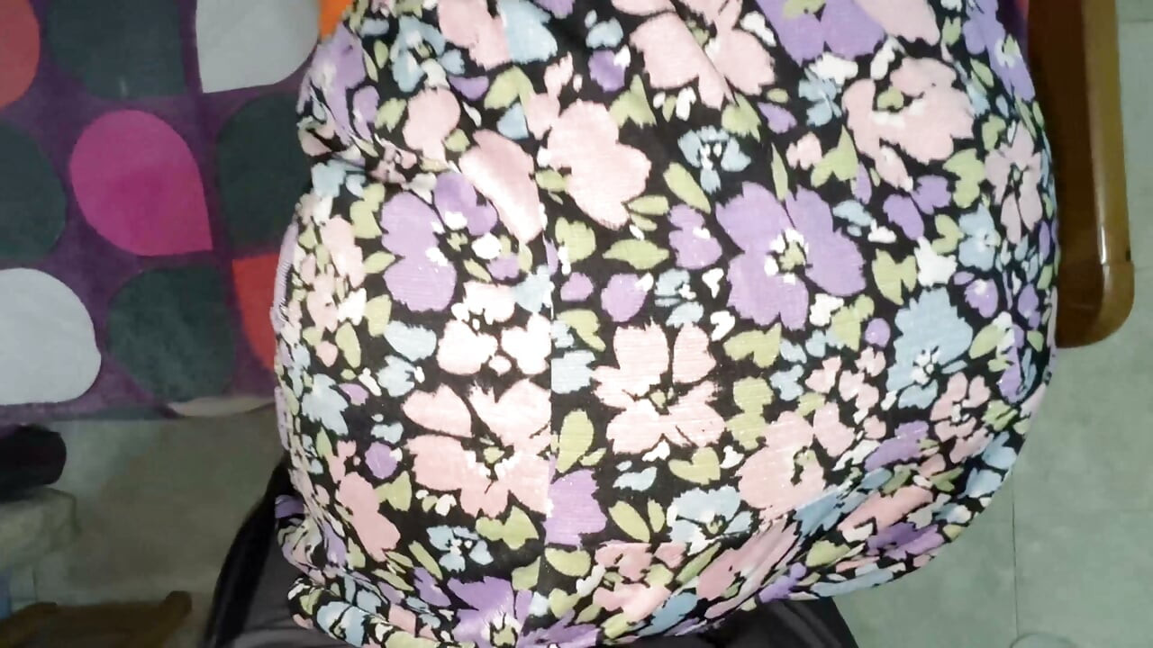 Cowok mesum ini meluncurkan kontolnya ke bahu cewek pantat montok ini.