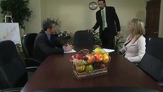 Две горячие крошки-лесбиянки лижут киску друг другу