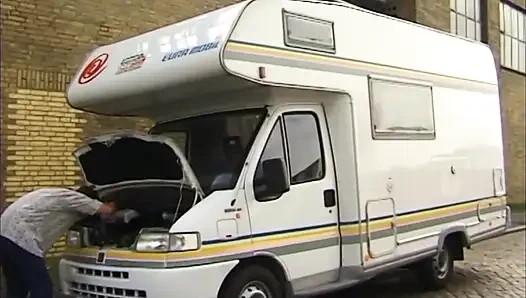 Yüze boşalmayı seven sarışın genç erkek avcısı ile arabada seks