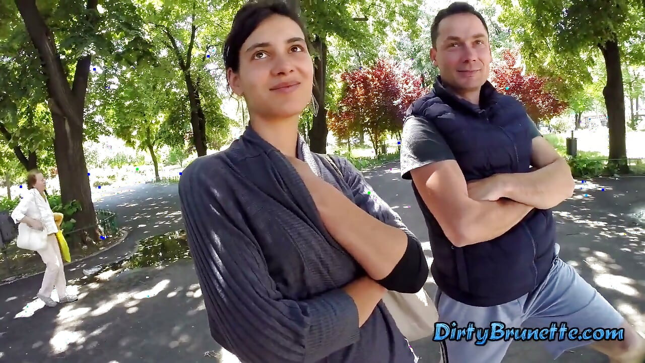 Eu a desafio a brincar com sua buceta através de jeans em um parque