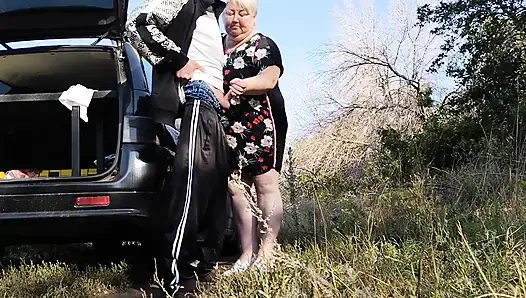 Ibu mertua lagi asik nyepong kontolku sambil kencing sebelum nyepong kontol