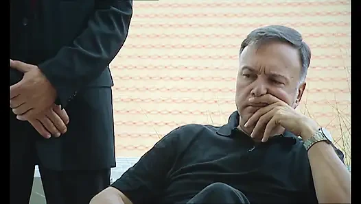 Camorrista membiarkan dua pengawal meniduri wanitanya