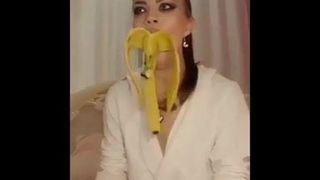 Une banane suce