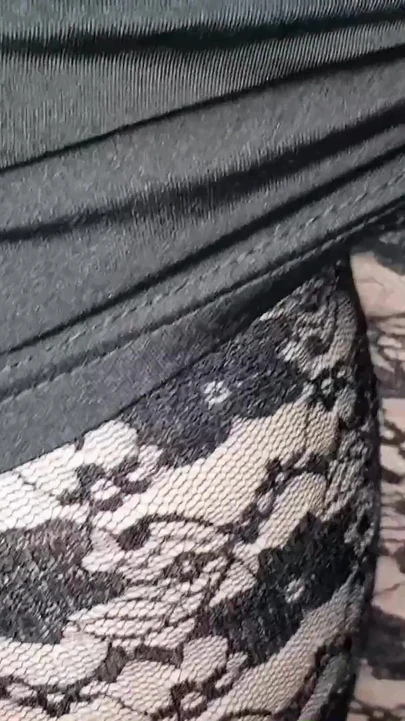 Черни клинове на Гипур върху кафяви чорапогащи