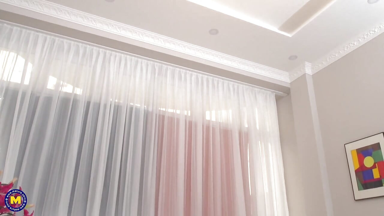Sikişmeyi seven seksi olgun bayan