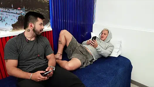 Der notgeile Freund meines Stiefsohns wird beim Masturbieren erwischt und ich helfe ihm