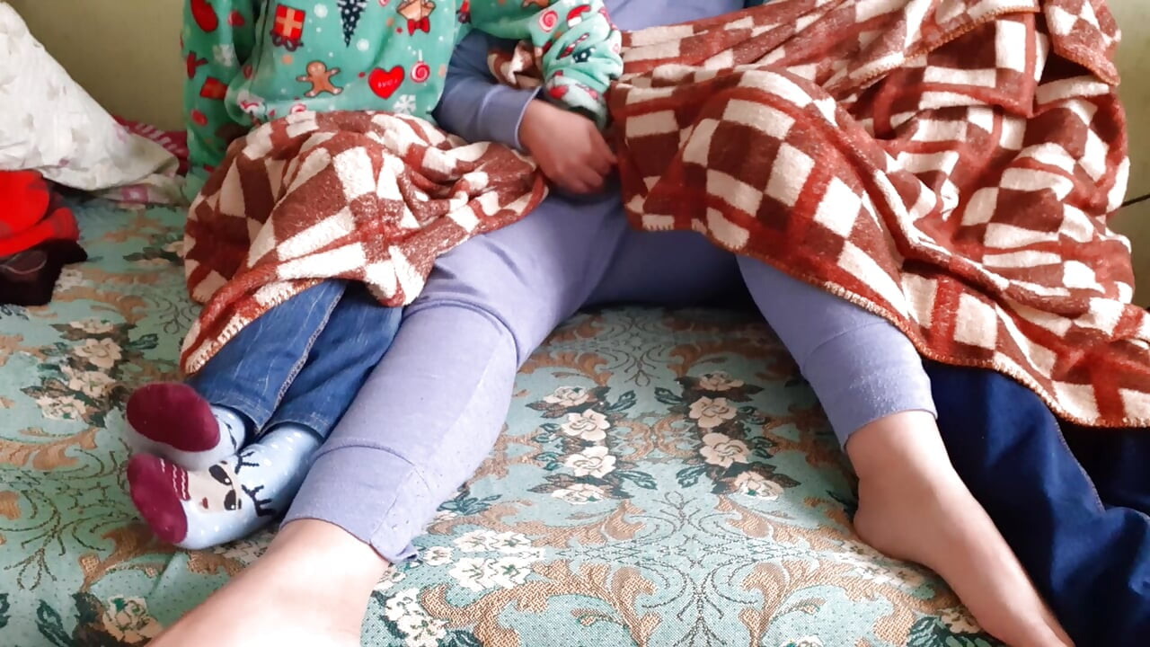 Üçümüz bir televizyon dizisi izlerken kız arkadaşımın kız kardeşi beni mastürbasyon yapıyor