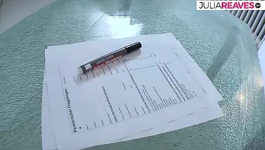 junge blondine mit großem dildo