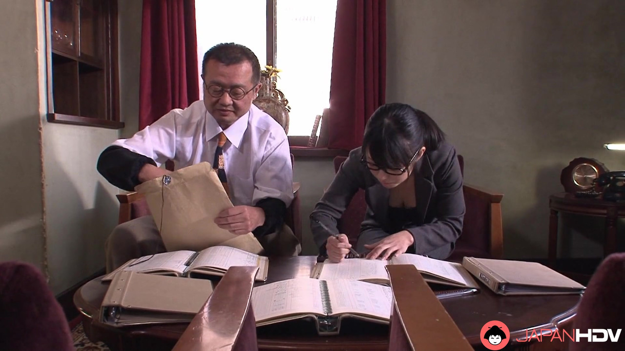 日本办公室女士nana kunimi在办公室里吮吸鸡巴，无码。