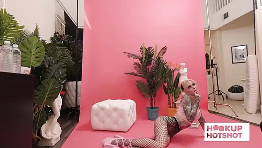BTS - Sasha beart probiert outfits in einem verspielten moment hinter der bühne an!