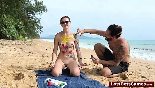 Pasangan terangsang bermain strip tic tac toe di pantai