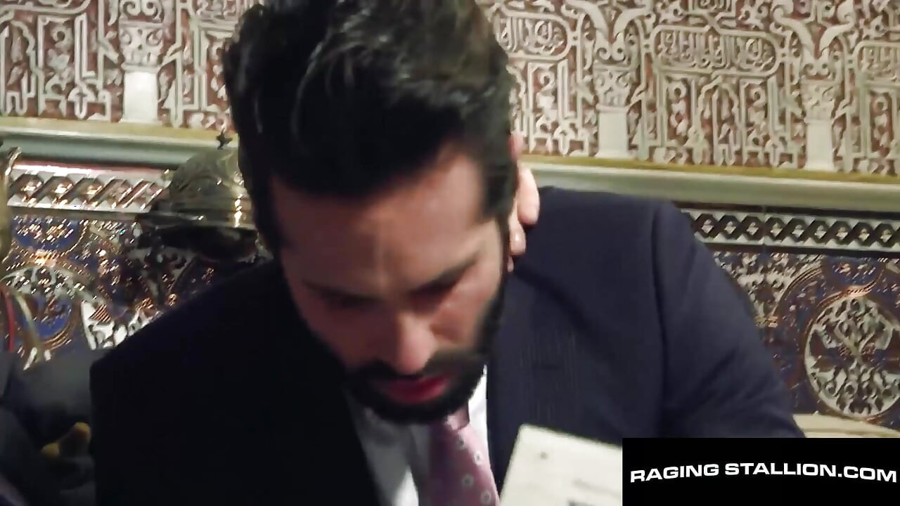RAGING STALLION - hank Kayden Gray kaam par daadhi vaale Dani Robles ko bevkoof bana kar chodta hai