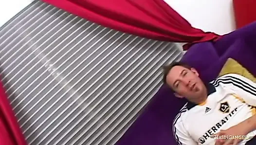 Брюнетка с большими натуральными сиськами наслаждается хардкорной сессией с проникновением в киску и трахом пальцами