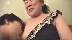 जापानी नानी का आनंद ले रहे सेक्स