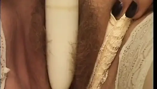 Sarışın orta yaşlı seksi kadın dildoyla sikiliyor