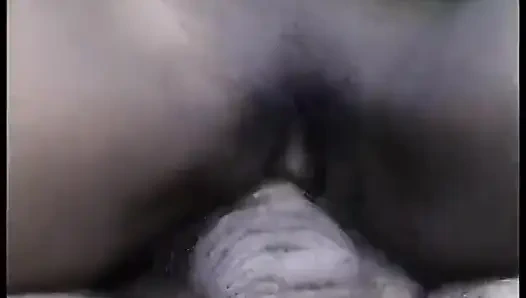 Горячая черная крошка раздевается, затем сосет большой черный член