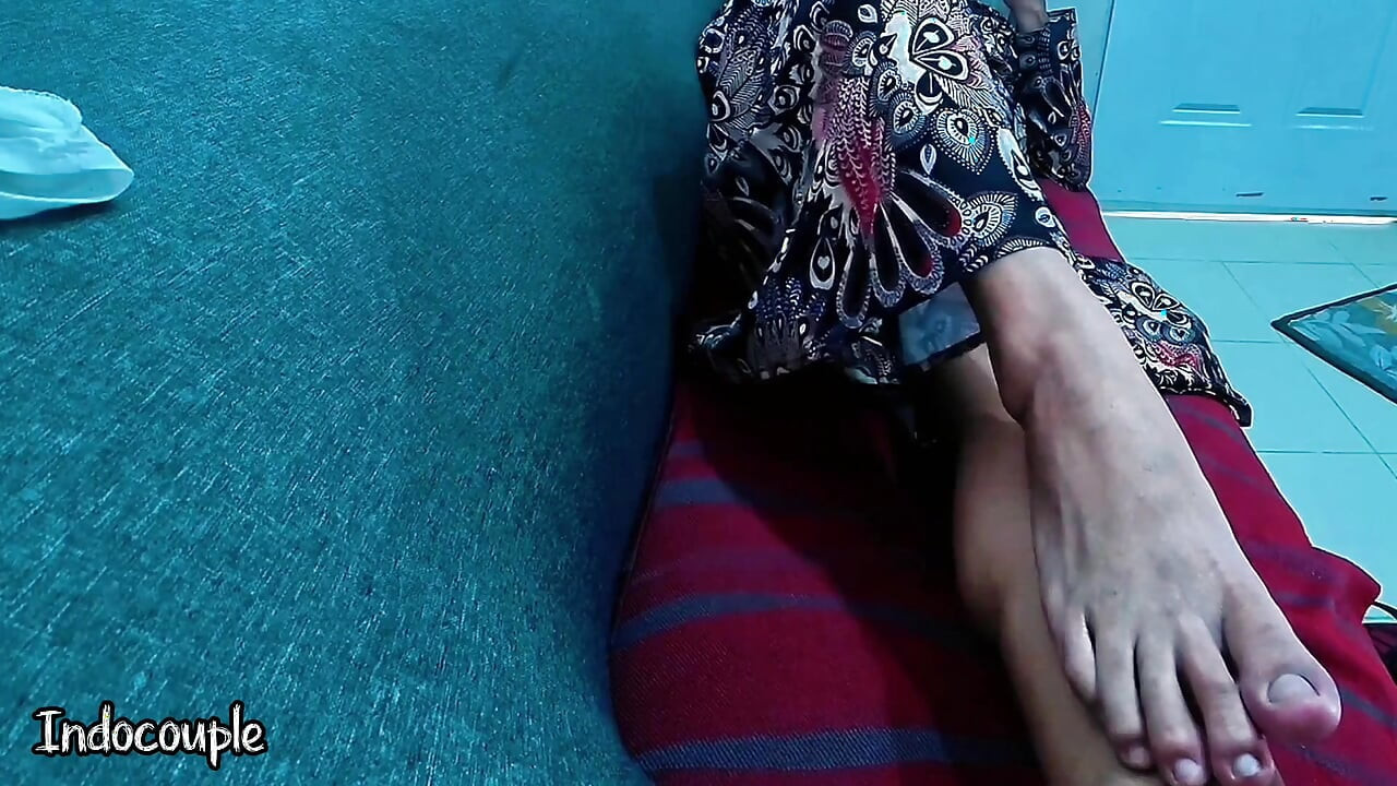 Adik tiri muslim dengan memek berbulu ngeliat abang tirinya lagi bugil dan lanjut ngentot memeknya