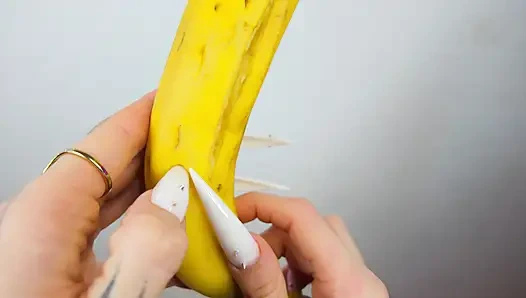 Uzun beyaz tırnaklar yarak gibi muzu tırmalıyor ve parçalıyor