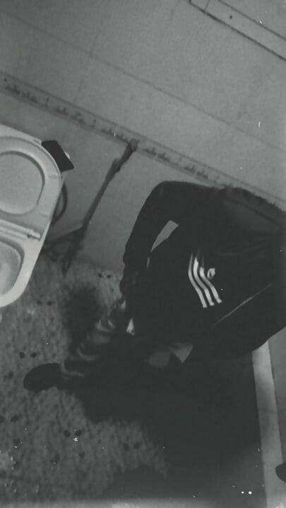 ฉันเห็นทุกอย่างที่ลูกเลี้ยงชายของฉันทําในห้องน้ําในกล้อง