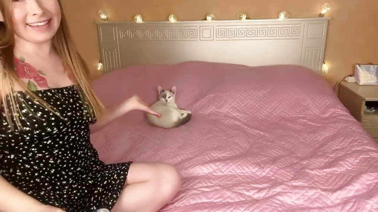 In der doggystyle-Pose können Sie alle Löcher der muschi und Priester in Nahaufnahme sehen