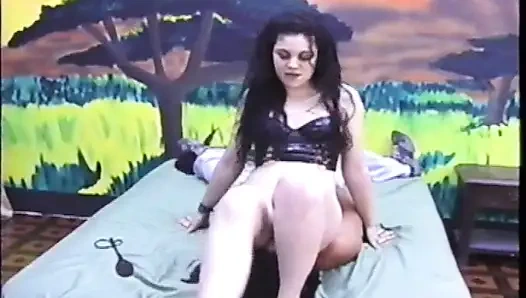 Facesitting dommes, gesichtsfick mit einem glücklichen jungen