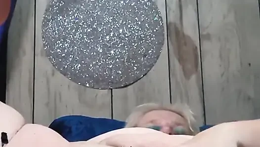 Was für ein großer vorbau auf diesem weißen trailer, müll
