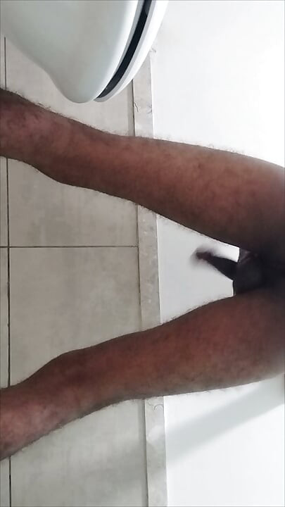 Joué avec ma queue à côté de la petite culotte de ma demi-sœur