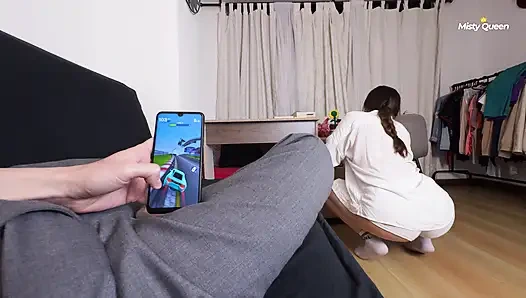 Ich habe so lange auf den fetten Arsch meiner Putzfrau gestarrt, dass ich meinen Ständer nicht mehr verstecken konnte