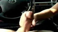 Incredilbe enorme naturals masturbación con la mano en el coche