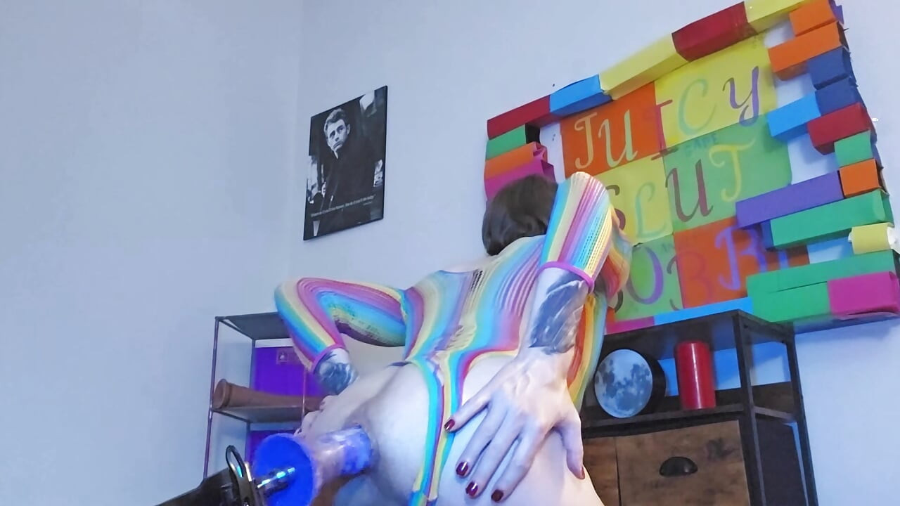 Fodendo minha bunda com minha roupa fofa de arco-íris