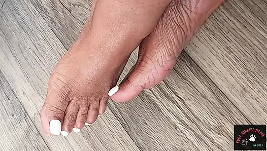 Footjob kaki cewek super semok ini pertama kali dientot habis-habisan