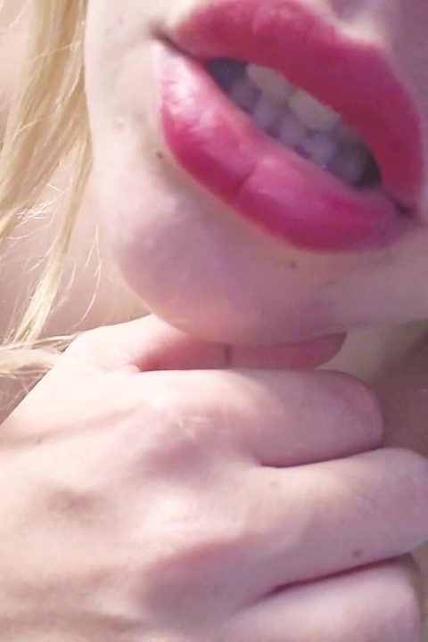 浴室里调皮的金发女郎
