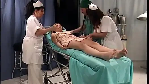 Dokter kontol besar nyepong kontol pasiennya yang lagi sange berat sambil fingering memek beceknya
