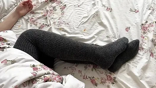 Üvey erkek kardeş, seksi üvey kız kardeşini uzun çoraplarıyla beceriyor – Sabah boşalması POV