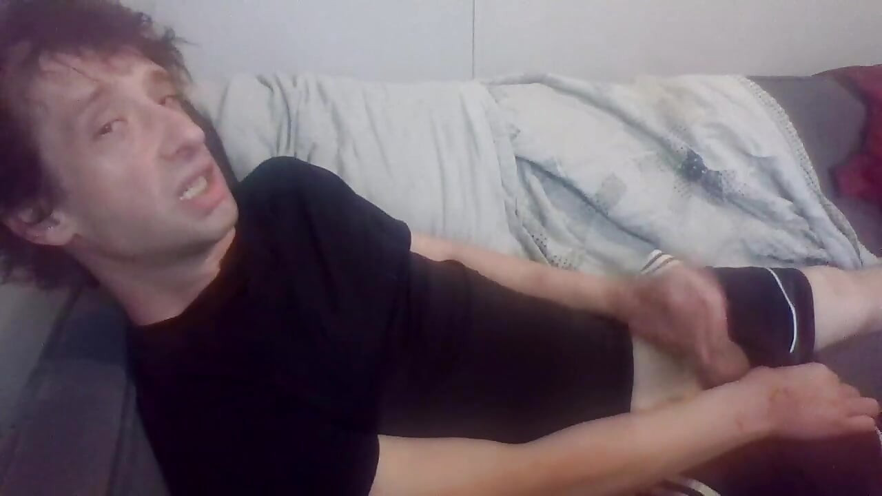 Целуй меня и погладь твой член, пока я заливаю твою киску, пока я смотрю на твое вкусное очко