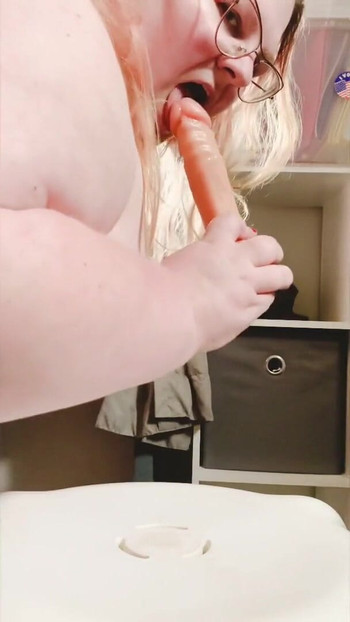 Zapanjujući trenutak iz "SSBBW Dildo Riding"