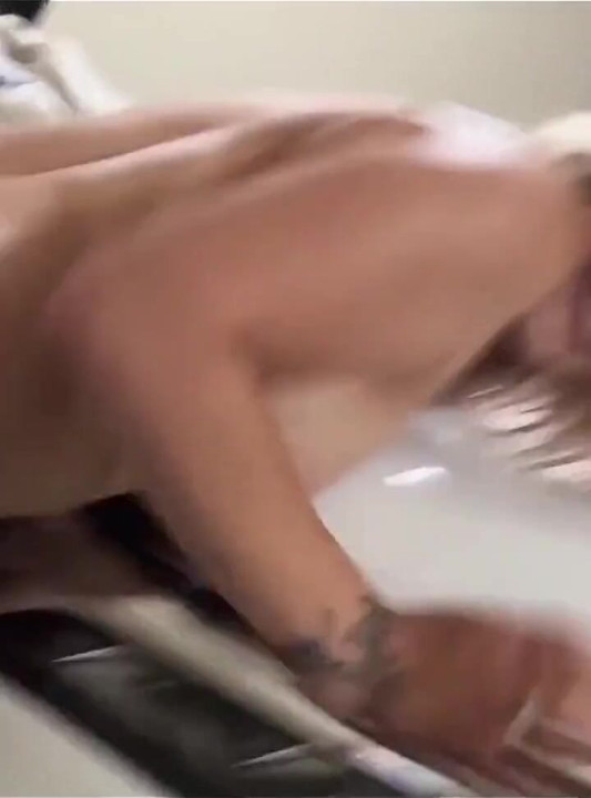Une femme invite un inconnu à elle pour un cocu extrêmement pervers