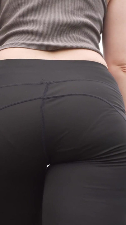 Milf en apretado leggings camina y provoca vpl de cerca