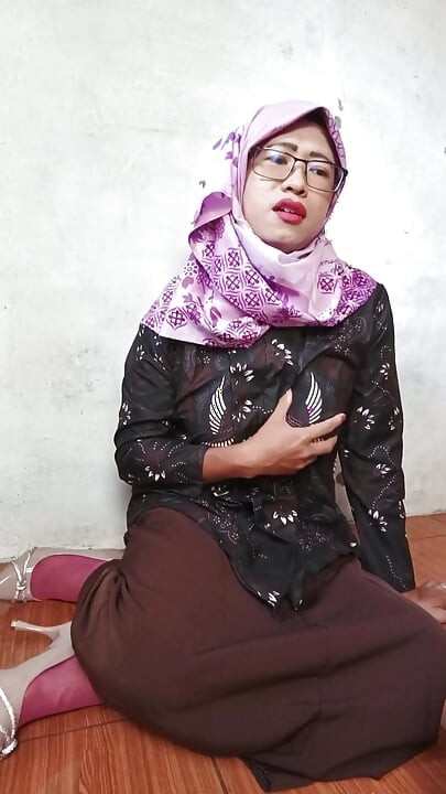 Hijab Shemale Sucks a Dildo and Masturbating