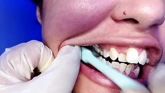 Meine Zähne putzen und ihnen meine Zähne zeigen (nahaufnahme)