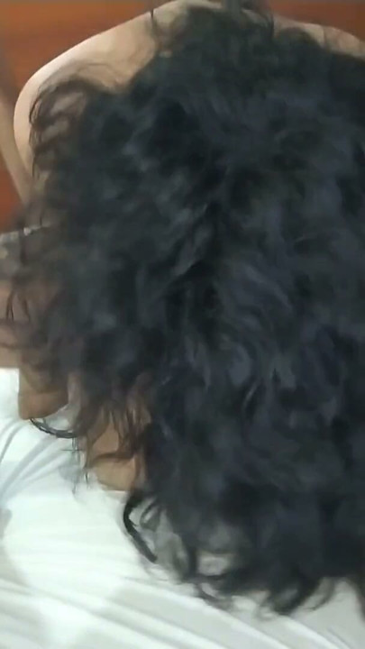 La esposa sabe cómo lamerle el culo a su marido y termina metiéndole un dildo mientras la penetra | Clip 2