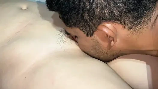 Он трет мою девственную киску и проливает свою сперму внутрь в тамильской Индии из х видео