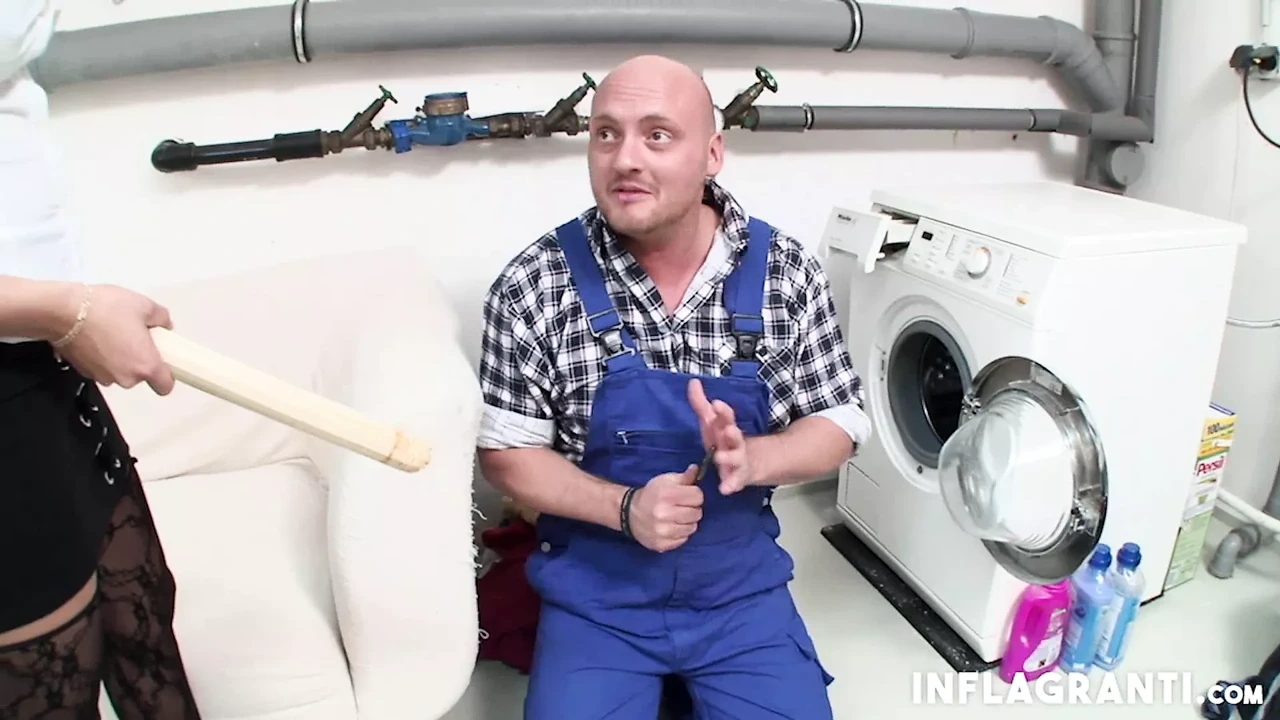 丰满的娇小熟女需要水管工的鸡巴