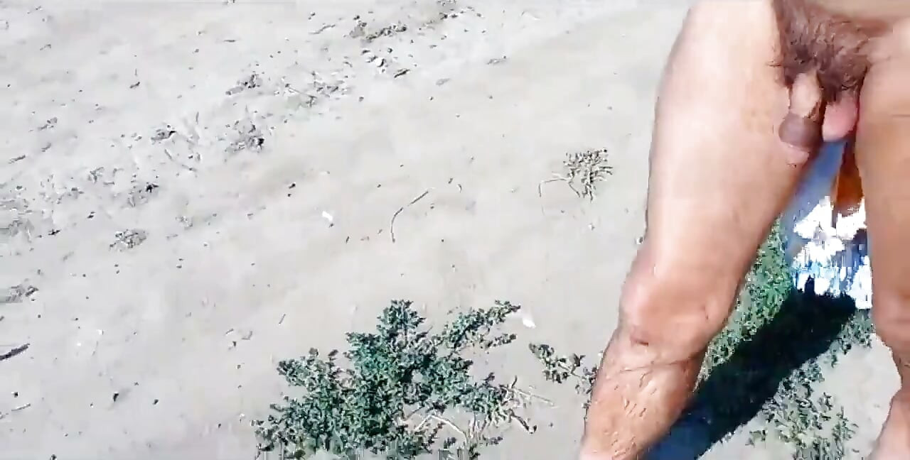 Mulat geht nackt und masturbiert einen schwanz