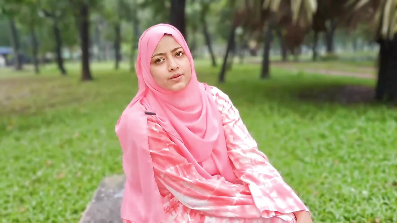 Uma garota se senta sozinha no parque, então ela conhece ele e amizade então amor.