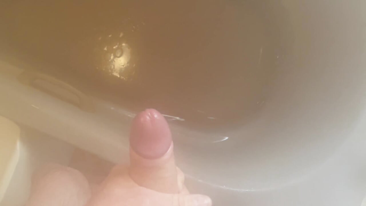 Szappanos BWC a zuhany alatt kis gecilövéssel