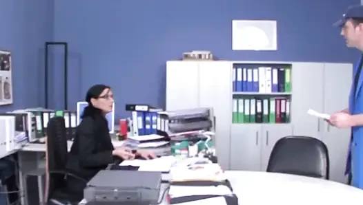 Офисный трах и камшот горячей зрелой в Германии