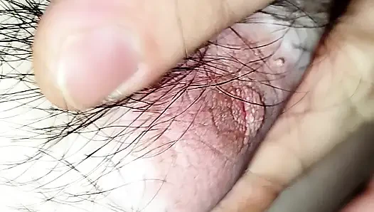 Genç eşcinselin duş alması için birine ihtiyacı var
