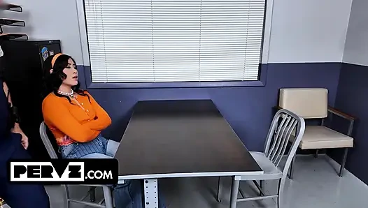 Рецидивистка Изумрудная Loves поймана за кражей в магазин, и лица вокруг двух